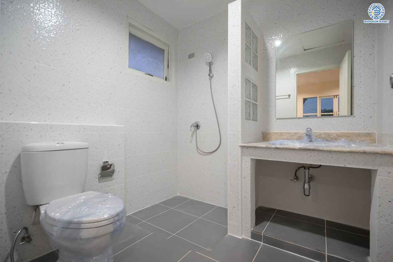 บ้านมือสองตกแต่งใหม่ แบรนด์ LH โครงการ ชัยพฤกษ์ วัดลาดปลาดุก หลังมุม ตอบโจทย์ทุกการอยู่อาศัย เนื้อที่ 64.5 ตร.ว. พื้นที่ใช้สอยมากถึง 172.06 ตร.ม. ฟังก์ชัน 3 ห้องนอน 3 ห้องน้ำ จอดรถได้ 2 คัน บนทำเลดีที่สุด! ใกล้เซ็นทรัลเวสต์เกต ทางด่วน "กาญจนาภิเษก" และรถไฟฟ้าสายสีม่วง "สถานีคลองบางไผ่"